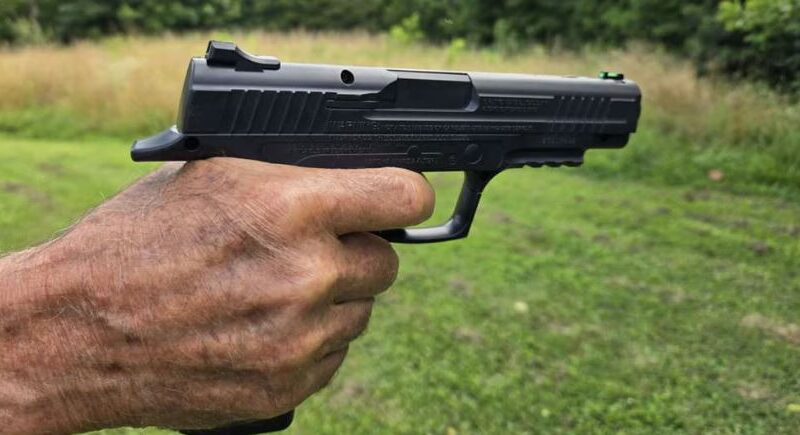 Daisy Model 415 CO2 Pistol Kit – 4.5mm BB Repeater Air Pistol.