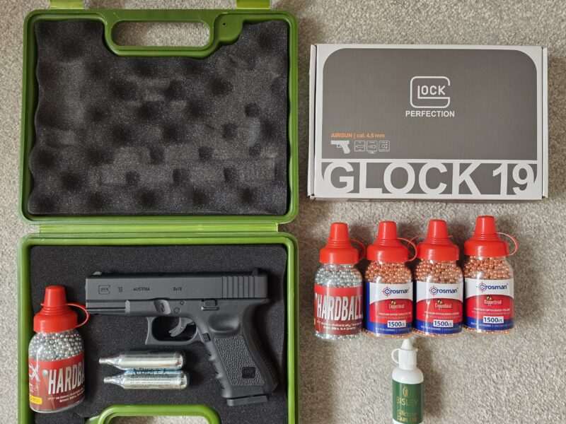 Umarex Glock19 with original box, carry case, seal oil, 7 gas cannisters (1 in gun part used, 4 not in photo), 2 steel and 3 copper BB bottles (all virtually full)