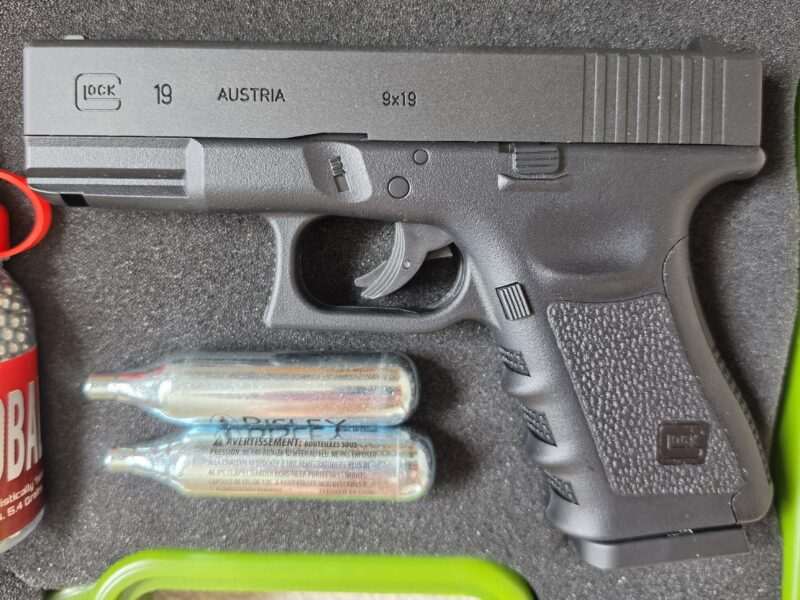 Umarex Glock19 with original box, carry case, seal oil, 7 gas cannisters (1 in gun part used, 4 not in photo), 2 steel and 3 copper BB bottles (all virtually full)