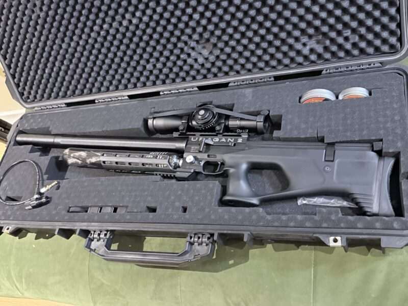 Uragan 2 + 600 Hawk Airmax 30 SF + Hard Case + Gas Canister and some other bits if you're collecting