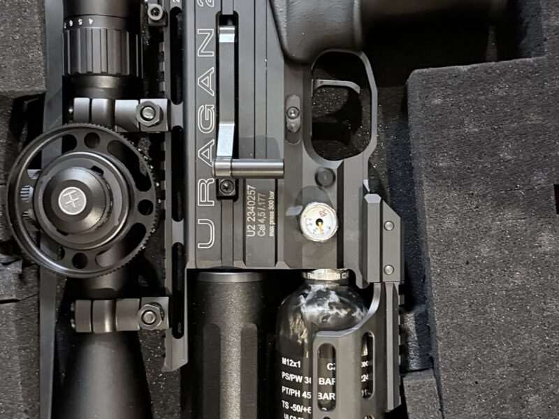Uragan 2 + 600 Hawk Airmax 30 SF + Hard Case + Gas Canister and some other bits if you're collecting